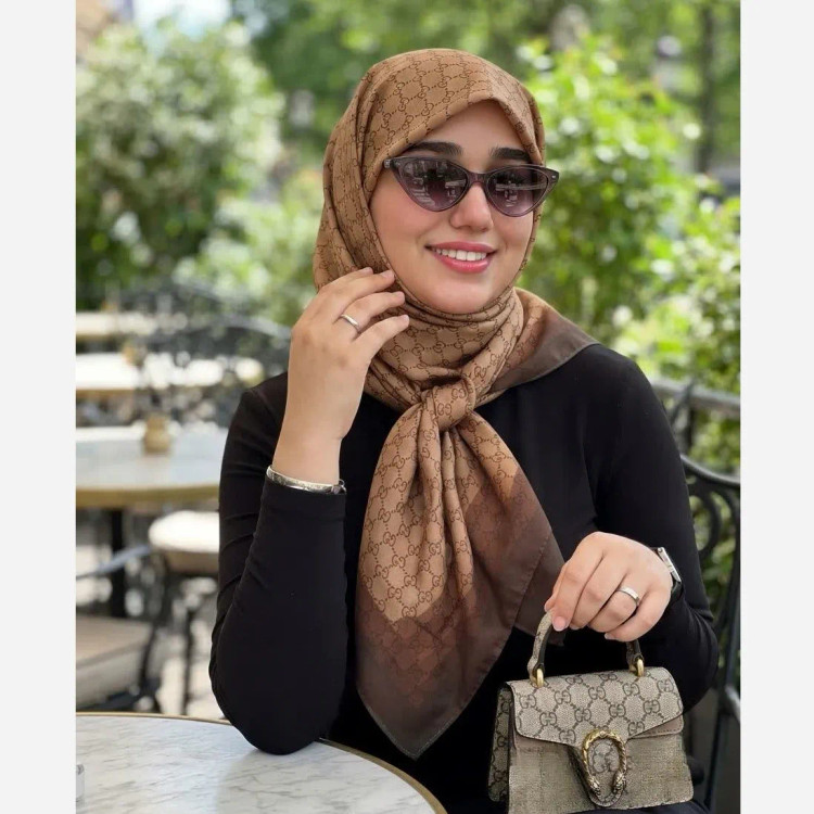 روسری نخ کاستوم طرح گوچی حاشیه قهوه ای زمینه نسکافه ای سایز بزرگ
