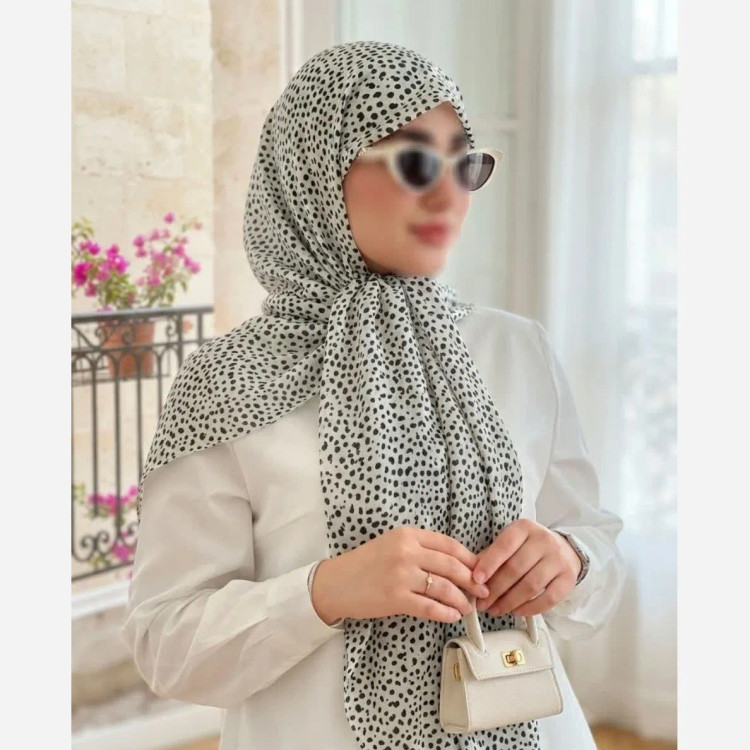 روسری نخی کاستوم طرح سپید قواره 110 دور دوخت بدون لیز خوردگی