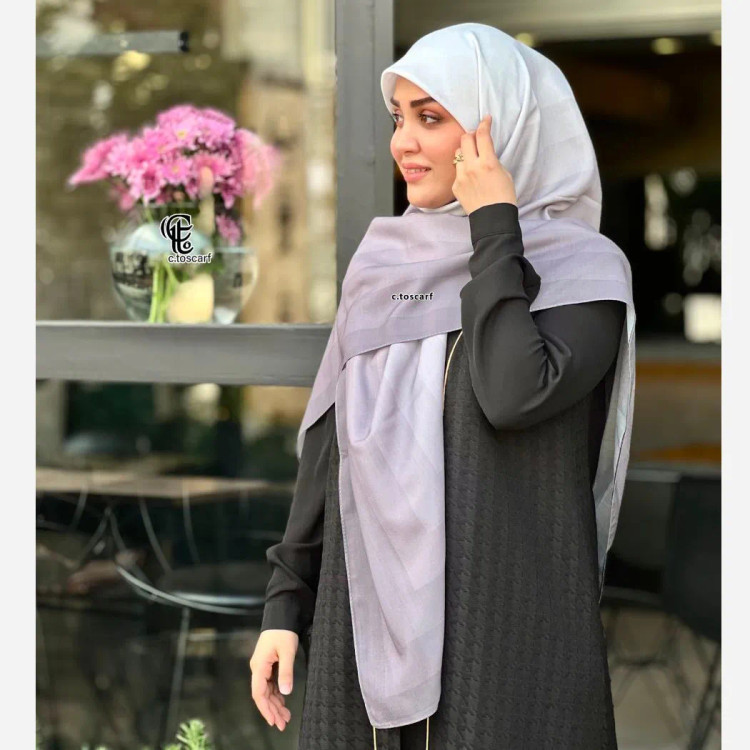 روسری نخ کاستوم طرح طیفی پله ای سایز 140 چرخ دوز