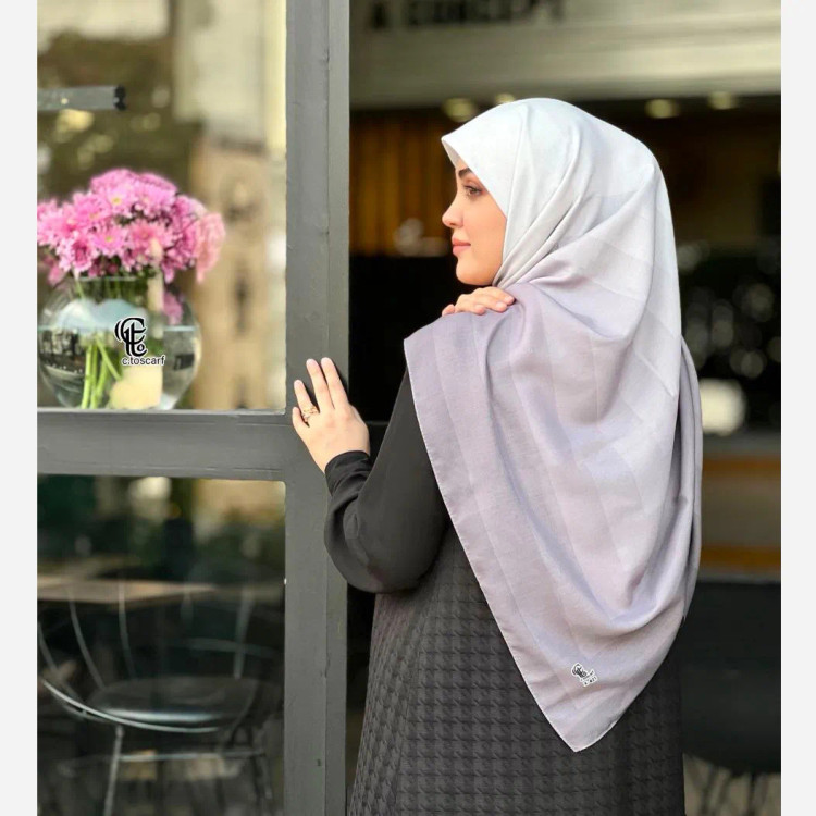 روسری نخ کاستوم طرح طیفی پله ای سایز 140 چرخ دوز
